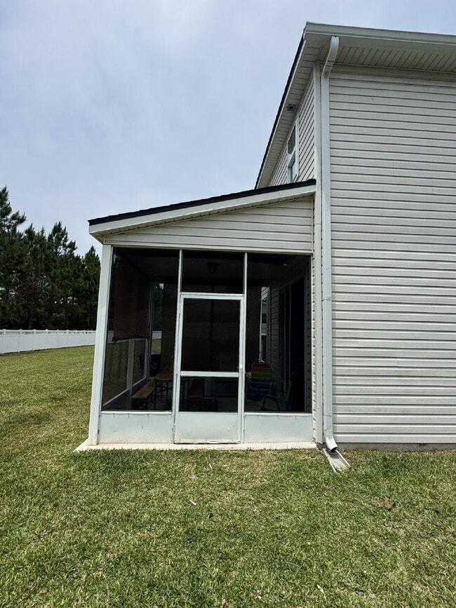 Building Photo - Spring Move in Special:  2nd month rent is FREE if you sign a lease before the end of July.