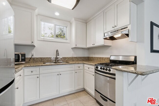 Building Photo - 956 S Longwood Ave