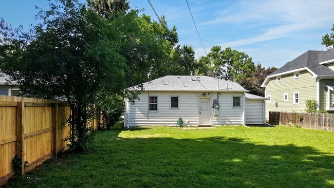 Building Photo - 1050 E Bates Pkwy