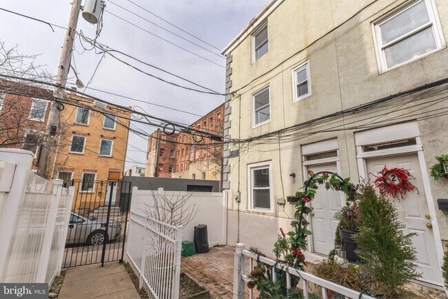 Building Photo - 1305 N Lawrence St