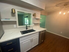 Building Photo - 6970 Carriage Hill Dr