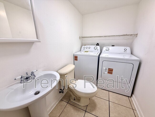 Building Photo - 2607 6th Ct