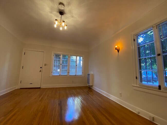 Building Photo - 1622 N Serrano Ave