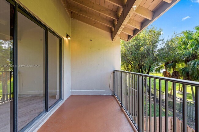 Building Photo - 330 W Park Dr