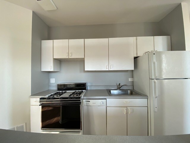 Building Photo - 1461 W Fullerton Ave