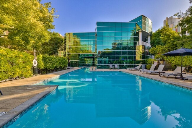 Building Photo - STUNNING 3 BEDROOM 2 FULL BATH FIRST FLOOR...