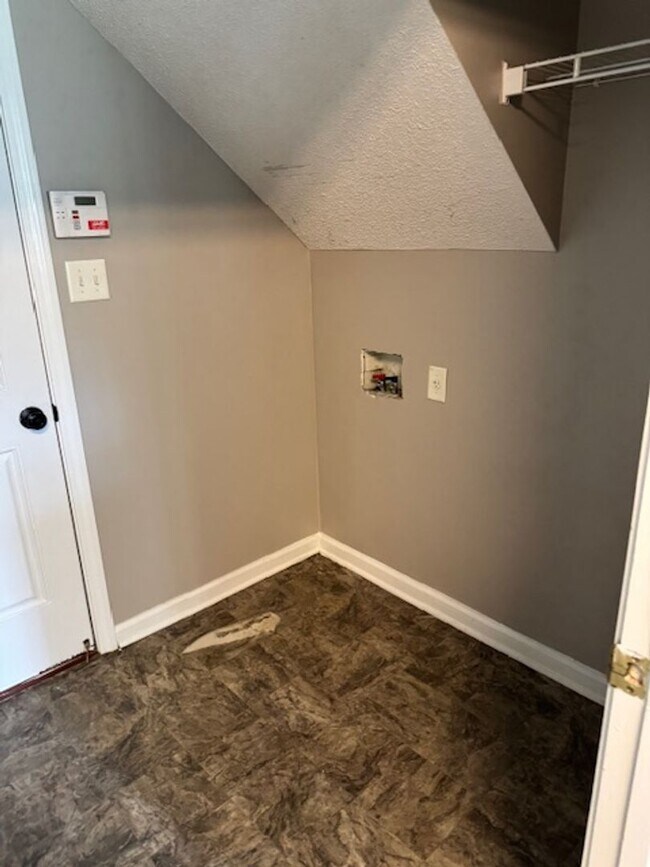 Building Photo - Renovated 4 Bedroom 2 Bath Home with Upsta...