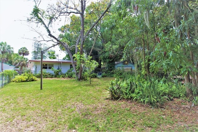 Building Photo - 1935 Edgewater Dr