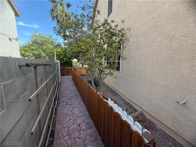 Building Photo - 6564 Fieldmouse Ave