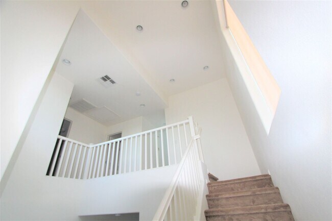 Building Photo - Well maintained home with open floorplan i...