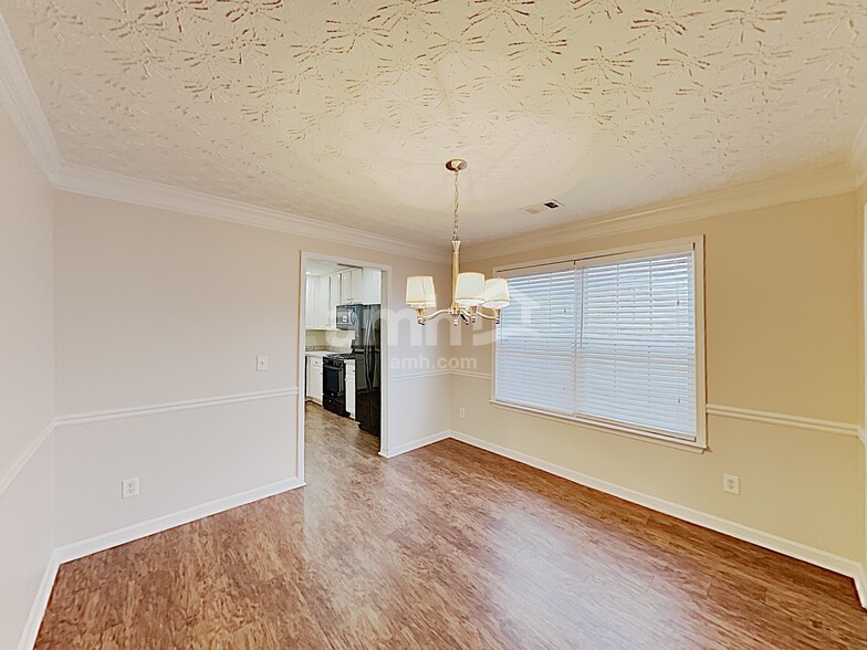 Building Photo - 327 Meadows Ln