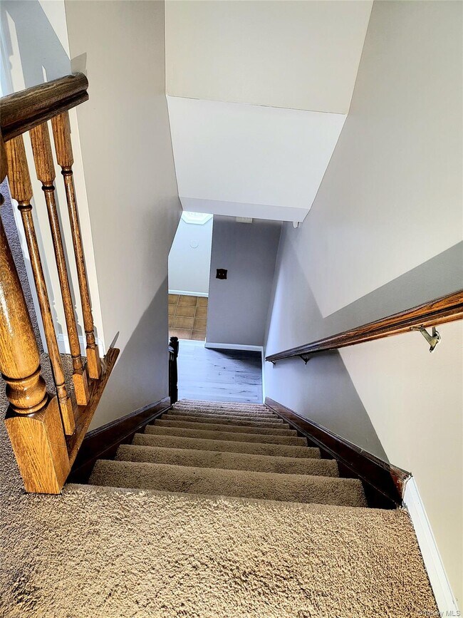 Building Photo - 6 Maple Ave