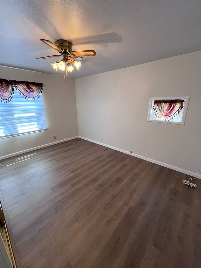 Building Photo - CUTE 2 BEDROOM HOME IN EAST SAC!!