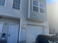 Building Photo - 3 Bed, 2 Bath Townhouse Available!