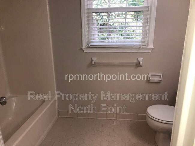 Building Photo - 1565 Maple Ridge Dr