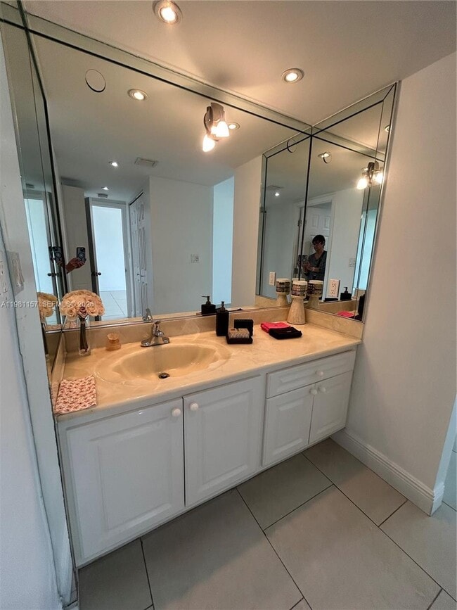 Building Photo - 20301 W Country Club Dr