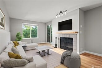 Building Photo - Modern 1-Bedroom Condo in Vibrant Greenwood Neighborhood