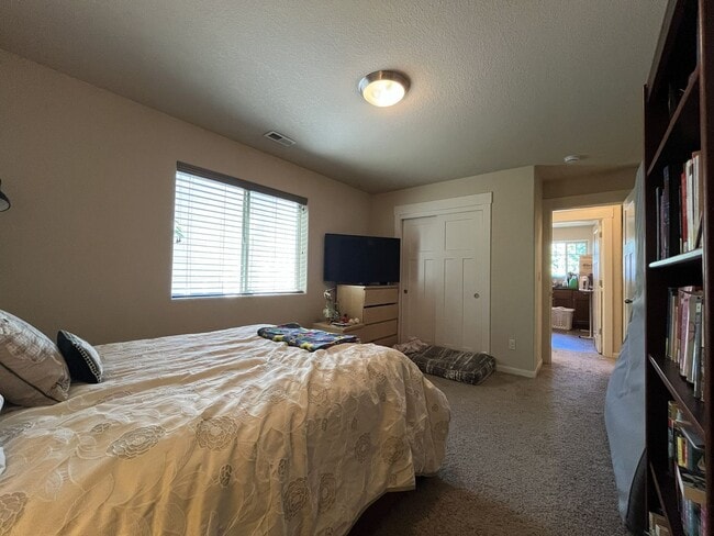 Building Photo - Bright and Modern North Portland Living with Three Bedrooms, Laundry Room & Attached Garage