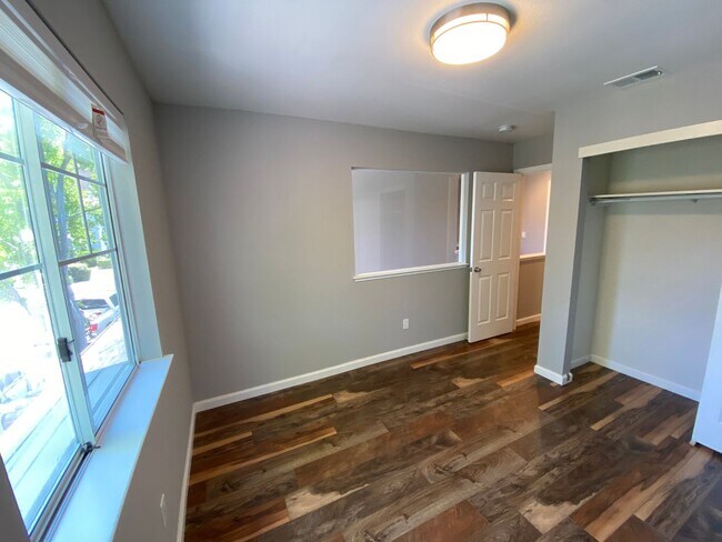 Building Photo - ALMADEN LAKE - Updated townhome with centr...