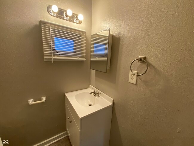 Building Photo - 326 N Elder Ave