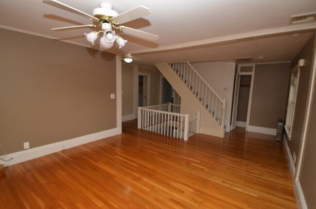 Building Photo - 146 Melrose St