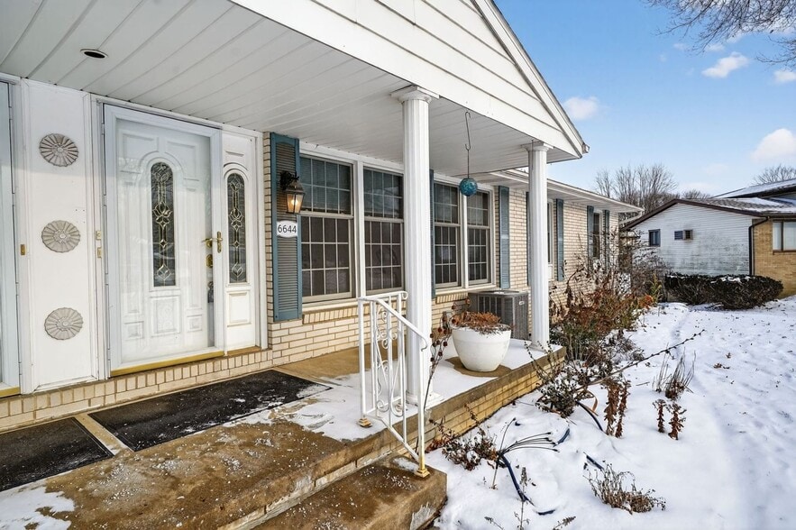 Building Photo - 6644 Ravenwood Ave NW