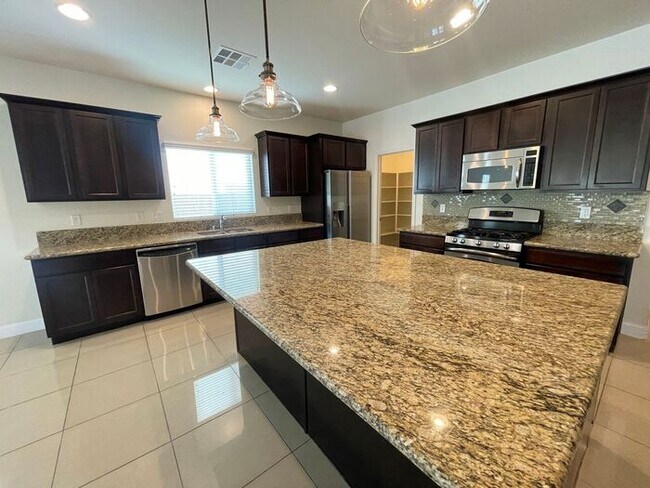 Building Photo - Carry Over Showing: This property has been shown before and will be rented to the first most qual...