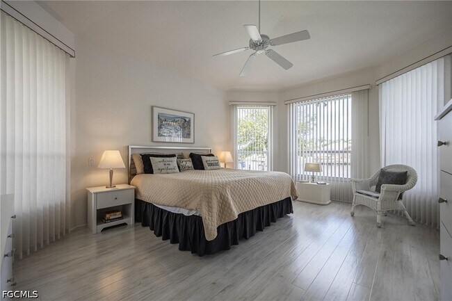 Building Photo - 4412 SW 26th Ave