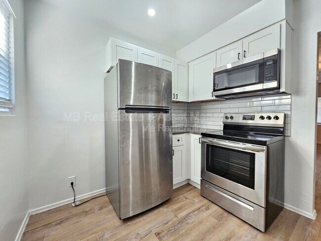 Building Photo - 1521 E Oak St