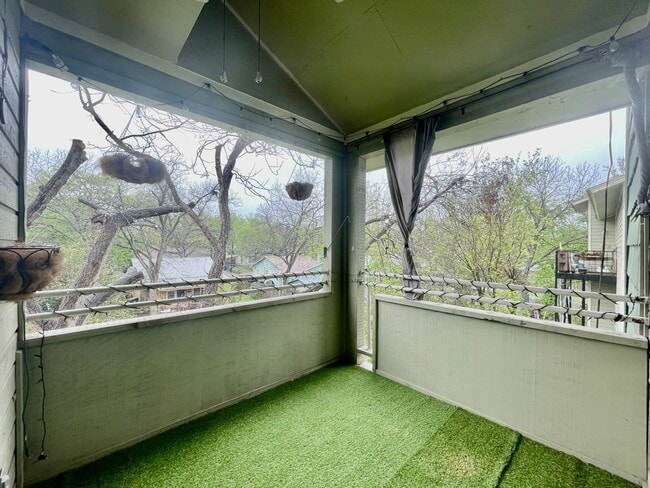 Building Photo - Centrally Located Condo - 2 Bedroom and 2 ...