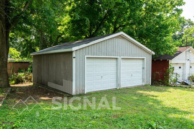 Building Photo - 3038 Highland Dr