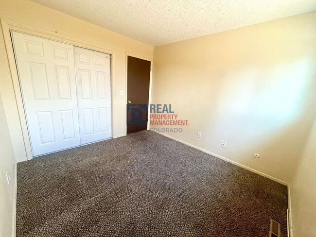 Building Photo - 1319 Potter Dr