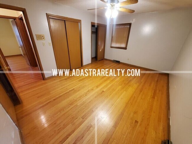 Building Photo - Five Bedroom Home in South KC-Available NOW!!