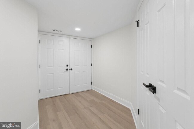 Building Photo - 911 Chanticleer