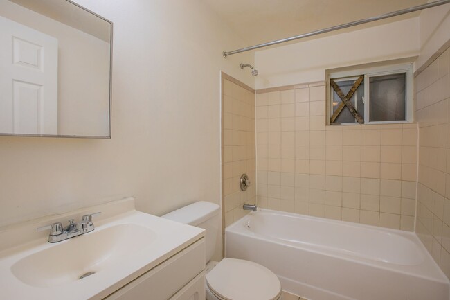 Building Photo - Cute 2 BR/1 BA Condo Apartment in Bellevue!