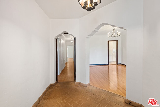 Building Photo - 10733 Wellworth Ave