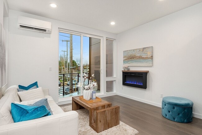 Building Photo - Stylish, Bright and Efficient 2 bed 1.75 Bath Townhome. Walk to U-Village!