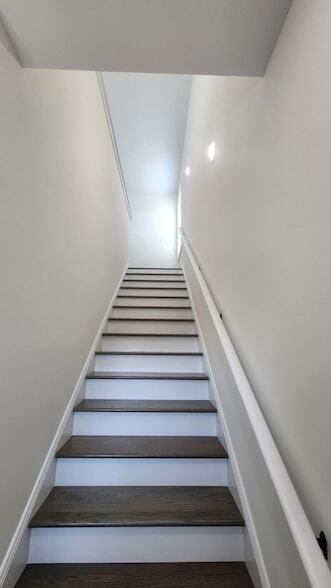 Building Photo - 929 Olympic Ct