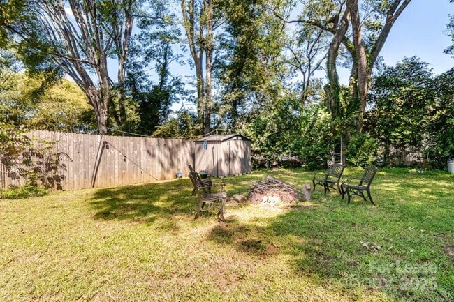 Building Photo - 817 E 17th St