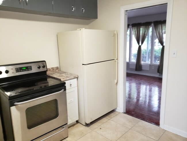 Building Photo - Cute 3 bedroom duplex FOR RENT on Uintah St.