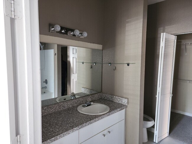 Building Photo - 1 Bedroom 1 bathroom condo