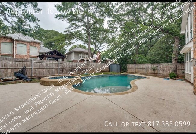 Building Photo - 841 Forest Hollow Dr