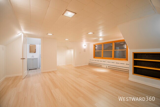 Building Photo - 4037 N Hamlin Ave