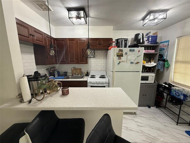 Building Photo - 421 NE 11th St