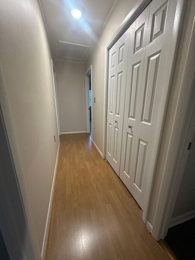 Building Photo - Comfortable Townhouse Near Virginia Tech