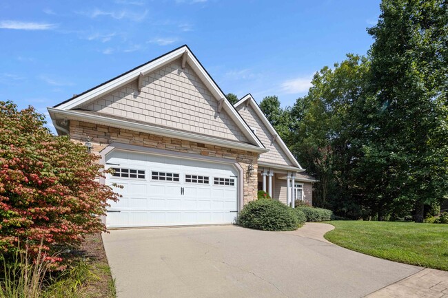 Building Photo - Stunning, Spacious Home in Fairview