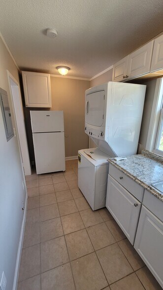 Building Photo - 1511 N Davis Hwy