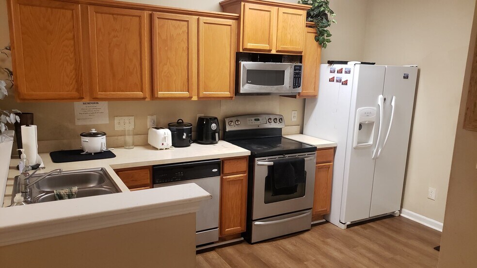 Building Photo - 2717 Meadow Knoll Dr