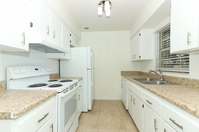 Building Photo - Sanford Home - 3/2 with garage and huge yard