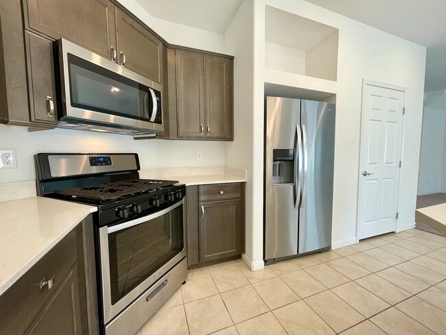 Building Photo - BEAUTIFUL 5 BED 3.5 BATH 3 FLOORS 2 CAR GARAGE SINGLE FAMILY HOME W/ LARGE LOFT & BACKYARD FOR RENT!